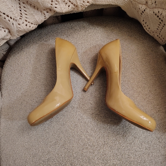 Vince Camuto pump, heels, tan, executive, professional, out on the town, stylish - Picture 3 of 13